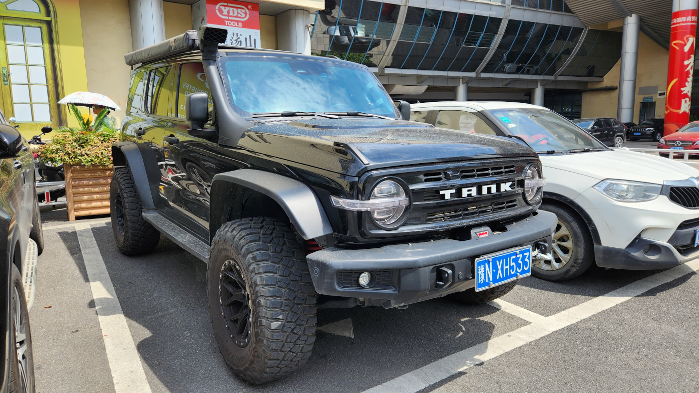 Tank 300 Black Front 2.jpg