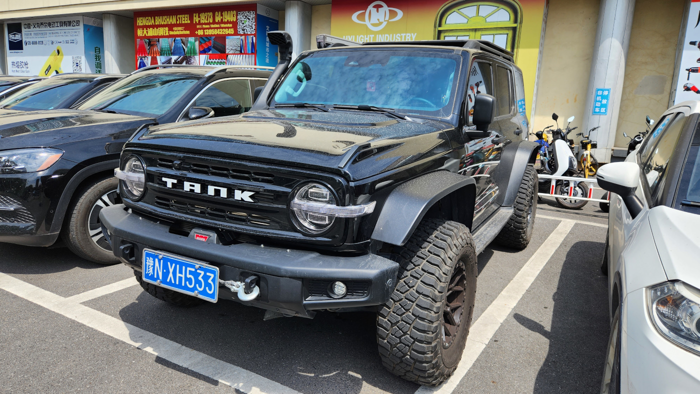 Tank 300 Black Front.jpg