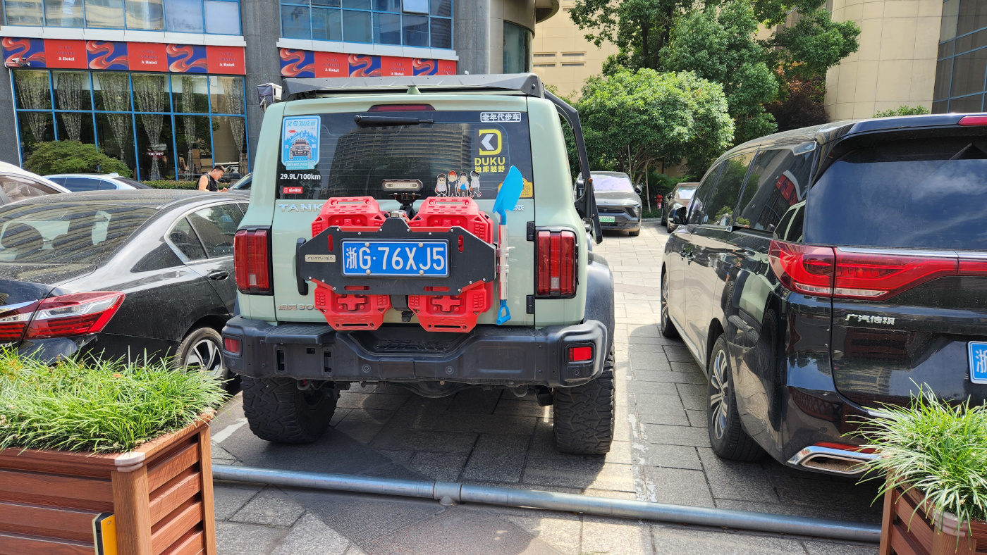 Tank 300 Green Rear.jpg